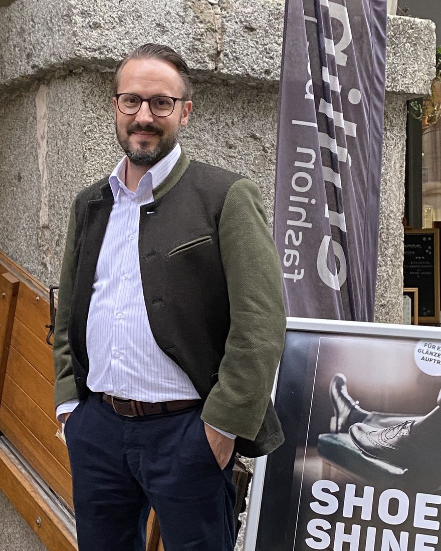 Claudio Bühlmann steht neben dem Schild «Shoe Shine» vor dem Abgang zu seinem Gewölbekeller in der Berner Altstadt