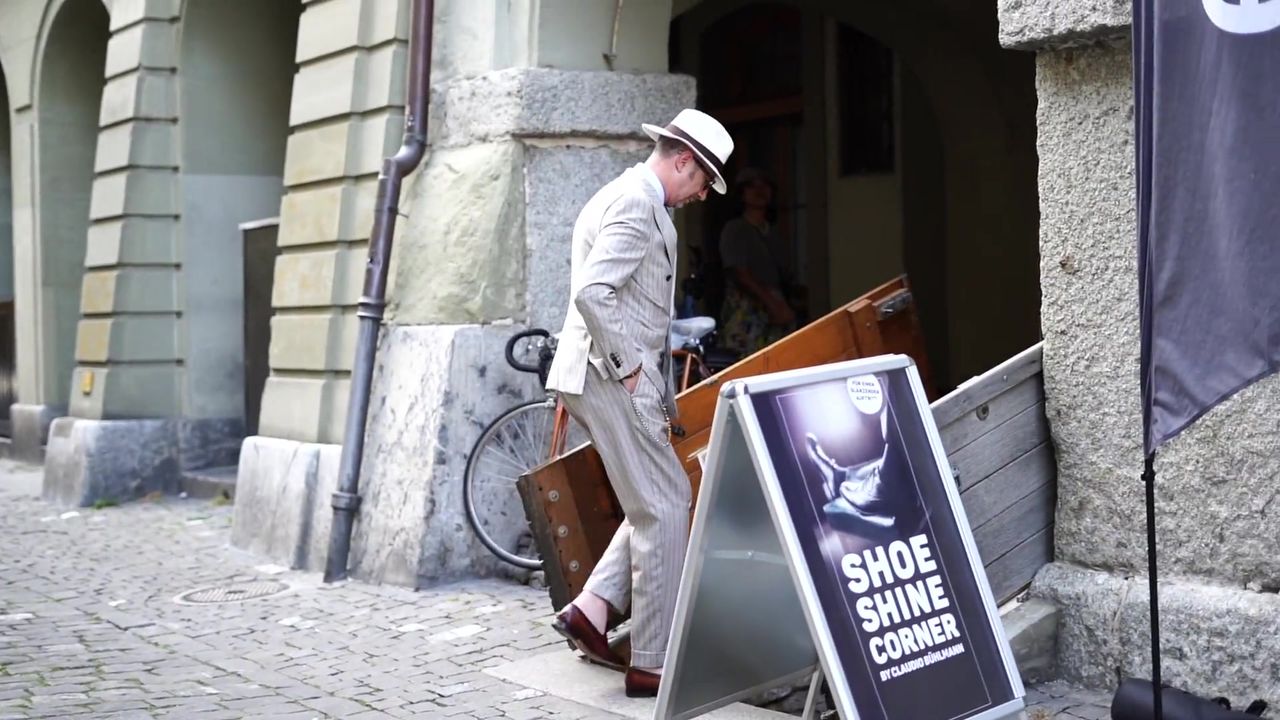 Der Abgang zum Gewölbekeller unter den Lauben der Kreuzgasse mit dem Aufsteller «Shoe Shine Corner»
