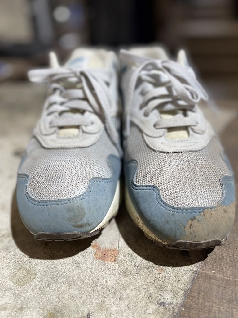 Verschmutzte hellblaue Sneaker vor der Reinigung